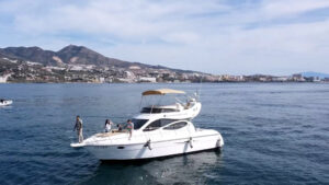 2 hours Yacht trip drinks and dolphin encounter